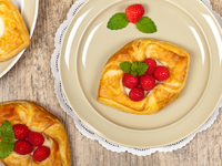 Даниши с творогом и летними ягодами