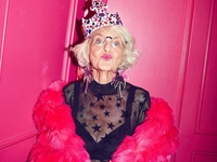 Эпатажная пенсионерка стала музой Urban Decay