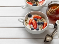 Творожный десерт с желе и ягодами