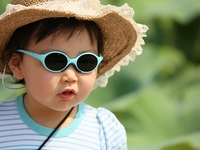 Как правильно выбрать солнечные очки ребенку: советы Комаровского