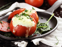 Яичница в помидоре: три рецепта для завтрака