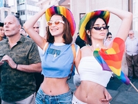 Любовь без границ: Белла Хадид и Кендалл Дженнер приняли участие в Pride Parade