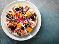 Пицца из арбуза с фруктами