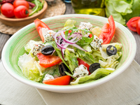 Летний салат с маслинами: три вкусные идеи