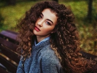 Как правильно ухаживать за вьющимися волосами