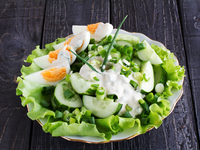 Летний салат с огурцом и вареным яйцом