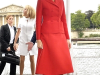 Меланья Трамп посетила Париж в ярком наряде от Dior