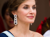 Королева Летиция прибыла на ужин в Лондоне в женственном платье