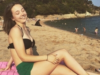 Пуговка из Папиных дочек показала фигуру в купальнике