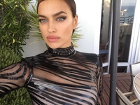 Ирина Шейк показала фигуру после родов: фото в нижнем белье