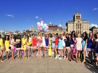 Украинские звезды в центре Киева дарили платья за улыбки