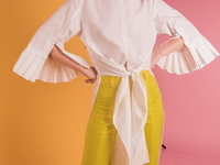 Светлые тона: как носить один из главных трендов этого сезона