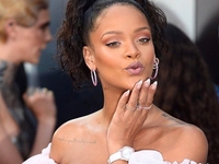 Рианна удивила публику нарядом на премьере фильма