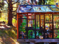 Мир сказки: американская художница создала потрясающий стеклянный домик