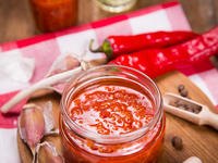 Аджика из двух видов перца с чесноком