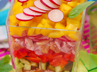 Слоеный салат из летних овощей с ветчиной и кукурузой