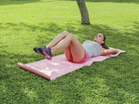 Фитнес летом: тренировка на свежем воздухе для пресса и ягодиц