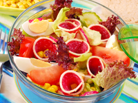 Летний салат с овощами и салями