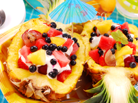 Фруктовый салат с ананасами: три вкусные идеи