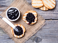 Простое варенье из черной смородины