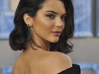 Кендалл Дженнер приняла участие в фотосессии обнаженной