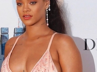 Изобилие розового: Рианна побывала на премьере фильма в Париже