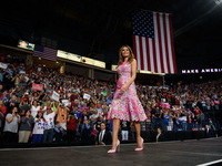 Долгожданное возвращение: Меланья Трамп появилась на публике в нежном образе