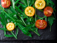 Салат из рукколы и помидоров черри: три вкусные идеи