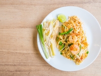 Теплый салат из рисовой лапши с креветками