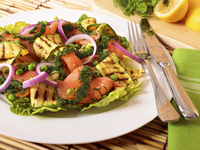 Летний салат из кабачков и лосося