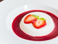 Панна котта с клубничным супом