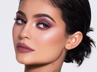 Кайли Дженнер презентовала новую коллекцию косметики