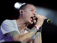 Вдова солиста Linkin Park впервые прокомментировала смерть мужа