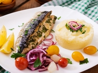 Запеченная скумбрия с лимоном и пряными травами