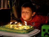 Популярный ритуал "задувания свечей на торте" может быть опасным для здоровья ребенка
