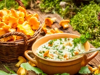 Лисички в сметане с чесноком