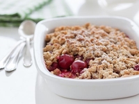 Простой вишневый крамбль