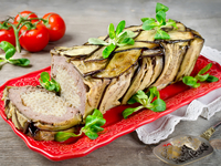Мясной рулет с макаронами и баклажанами