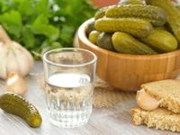 Соленые огурцы на ржаном хлебе