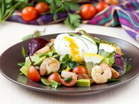 Салат с креветками, авокадо и яйцом пашот