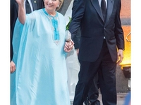 Хиллари Клинтон пришла на свадьбу в образе "восточной королевы"