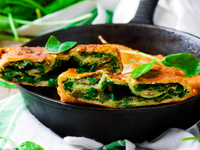 Пирог на сковороде с летней зеленью