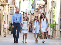 44-летняя королева Испании впечатлила публику кокетливым платьем