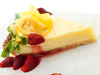 Как приготовить лимонный тарт с клубничным соусом