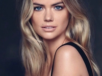 Кейт Аптон продемонстрировала яркий купальник