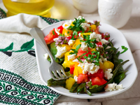 Салат из стручковой фасоли, помидоров и феты