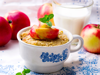 Овсяная каша с яблоками в духовке