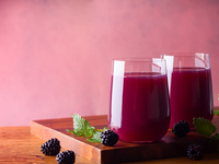 Витаминный напиток из ежевики, киви и груши