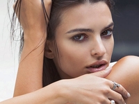 Эмили Ратаковски продемонстрировала потрясающую фигуру в новом купальнике