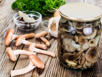 Маринованные опята с корицей